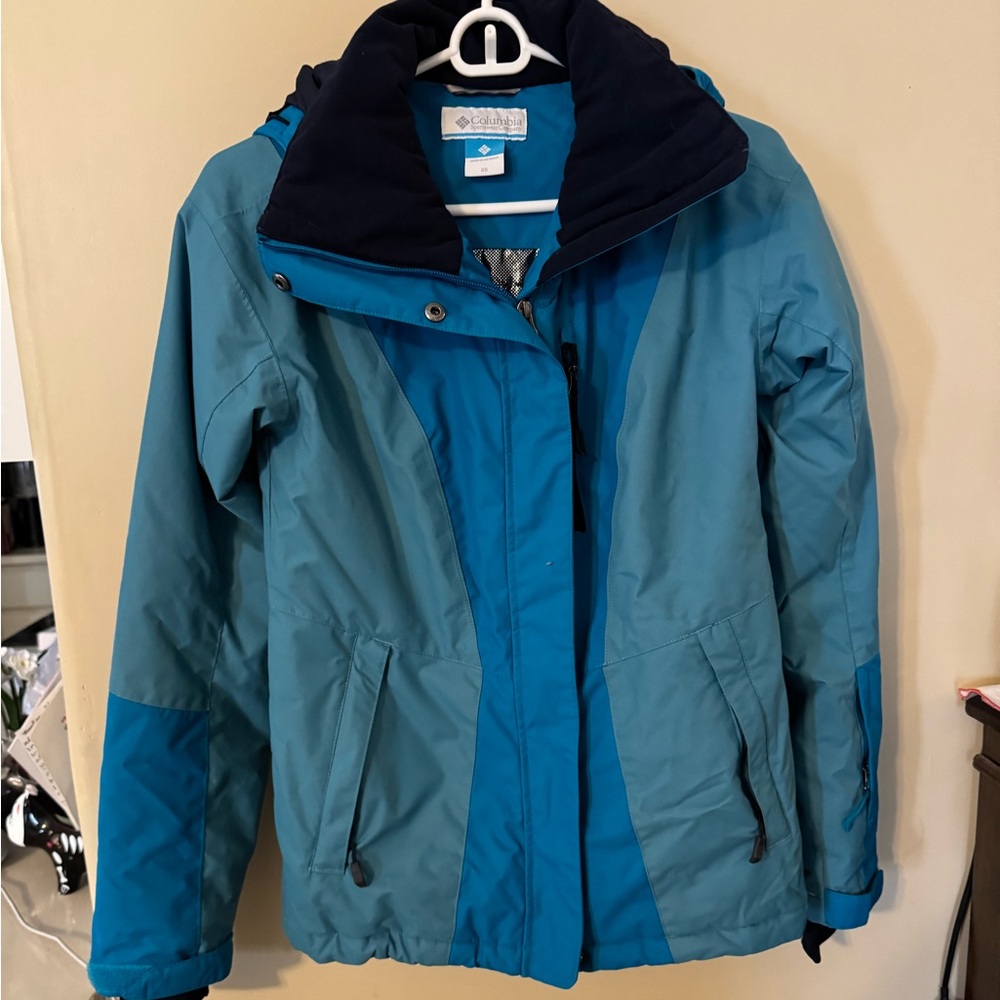 Columbia women’s coat with teal exterior, silver/black interior